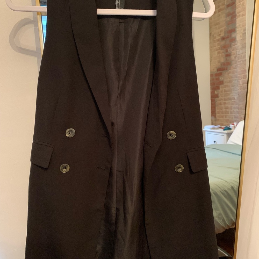 Long sleeveless blazer/vest